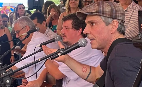 Alexandre Nero canta em roda de samba no Rio
